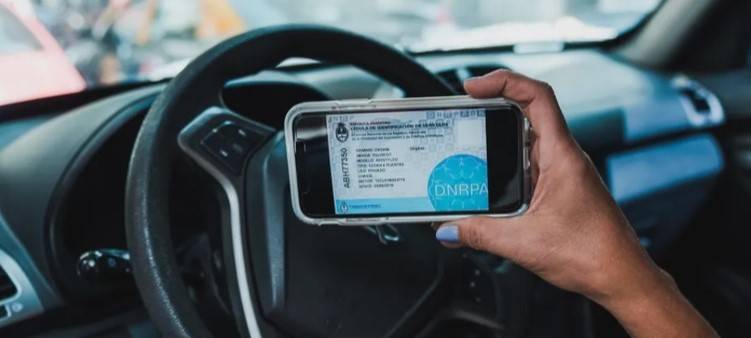 Oficial: el Gobierno reglamentó la Cédula Azul digital y el titular del auto podrá designar a otros conductores