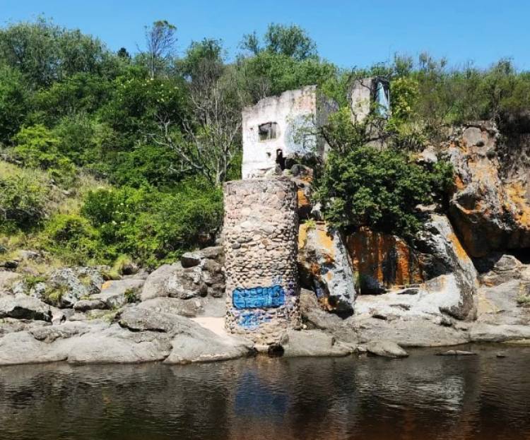 Falleció un turista de La Pampa, tras arrojarse al río San Antonio desde una altura de ocho metros