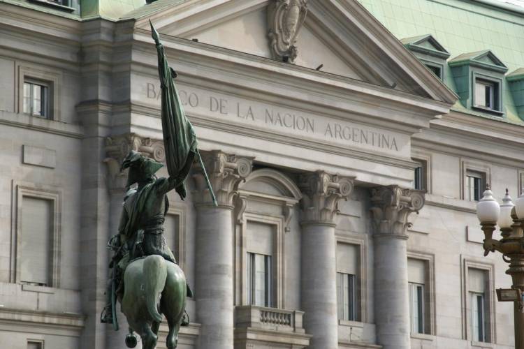 Revés para Milei: la Justicia suspendió la transformación del Banco Nación en Sociedad Anónima