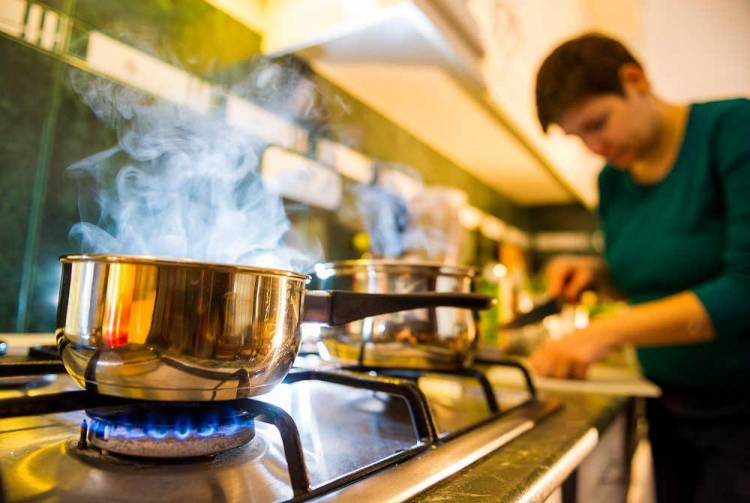 Golpe al bolsillo: marzo llega con sensibles aumentos de prepaga, luz, gas y combustible