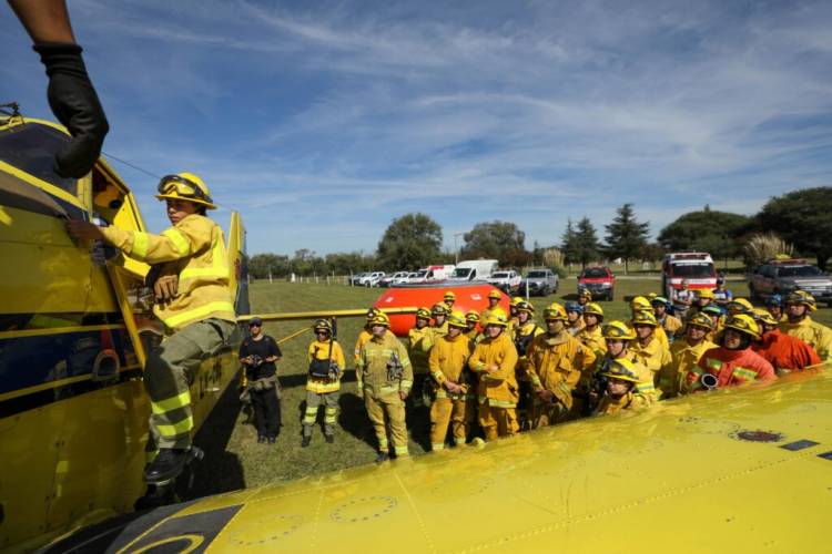Incendios forestales: Bomberos cordobeses se entrenan en “Operaciones seguras con aeronaves”