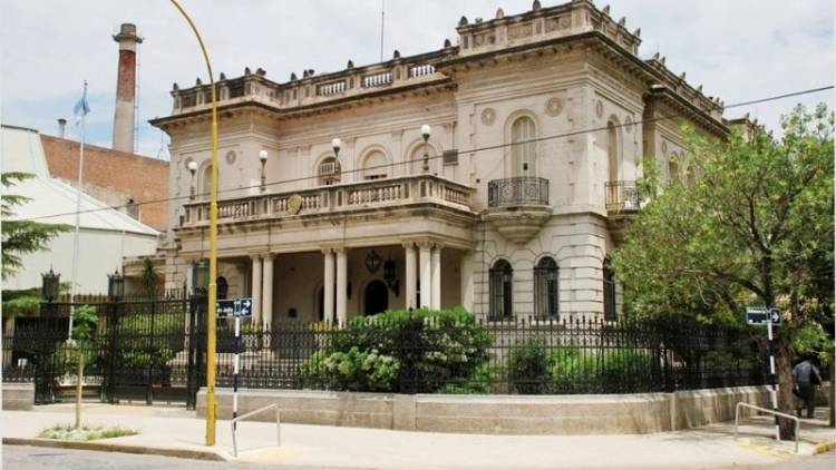 El municipio reducirá secretarías, bajará sueldos políticos y congelará salarios por 120 días