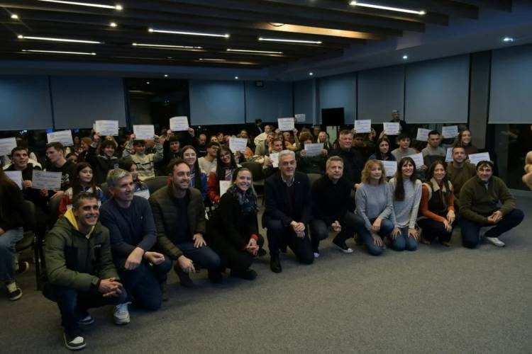 Bernarte otorgó becas a 40 deportistas amateurs de San Francisco