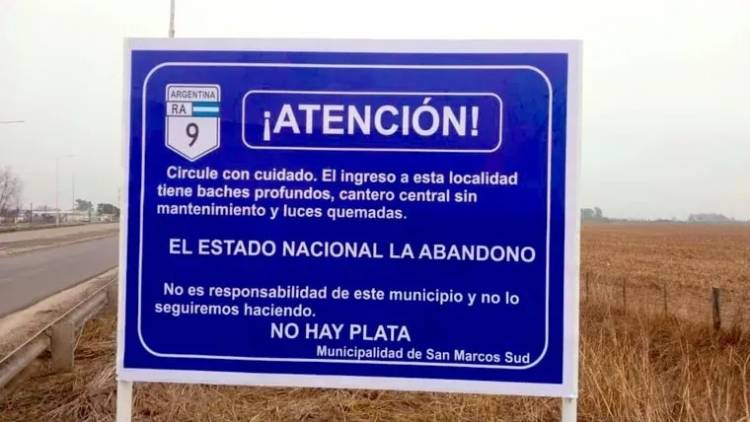 Con un irónico cartel, la intendenta de San Marcos Sud denunció el abandono de la Ruta Nacional 9