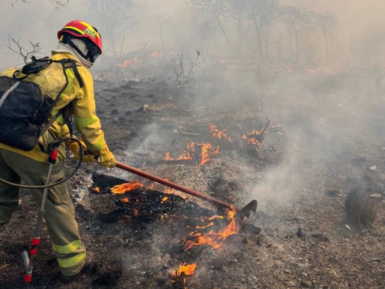 Bomberos voluntarios combaten un incendio en la zona de Pampa Alta