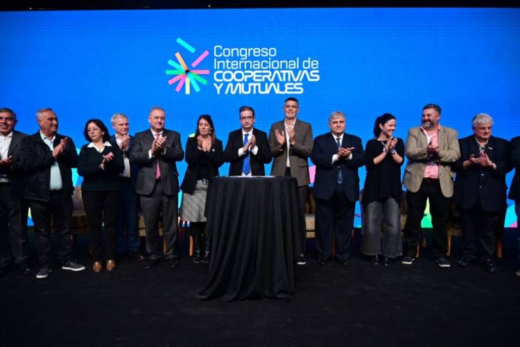 La Provincia firmó un histórico acuerdo con mutuales y cooperativas para impulsar el desarrollo local