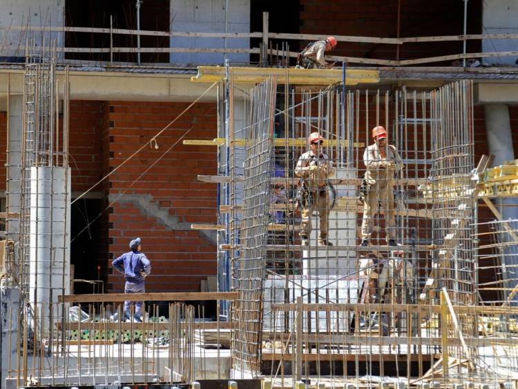 Desregulación: el Gobierno traspasó los planes de vivienda a provincias y municipios