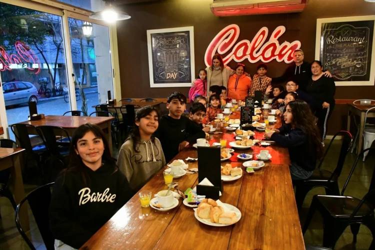 Niños del comedor “Los Pekeñitos” vivieron una tarde especial en Confitería Colón