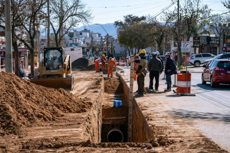 Villa Carlos Paz: A buen ritmo se ejecuta la obra de mejora del sistema de agua potable y repavimentación de la Avenida Cárcano