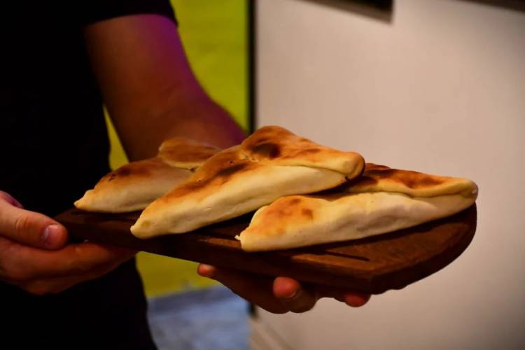 Tras el éxito de la primera jornada, se repite esta noche “La Noche de la Pizza y la Empanada” en San Francisco