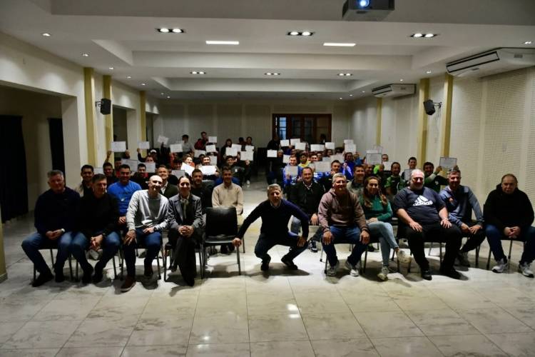 Se entregaron los certificados del curso de entrenador de fútbol infantil 