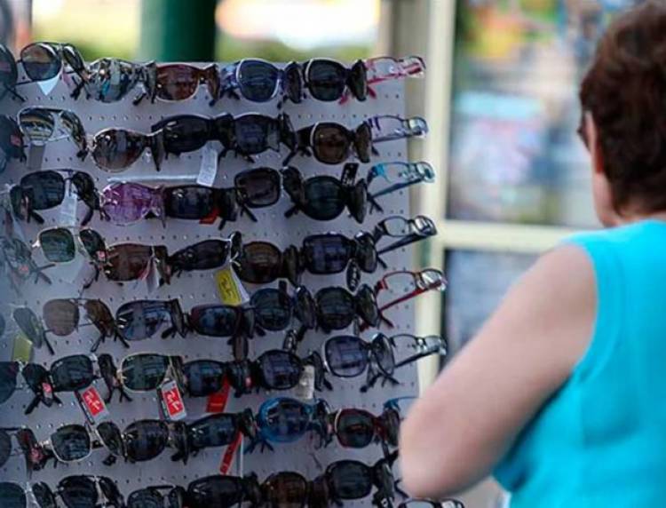 Refuerzan controles por la venta ilegal de anteojos de sol en San Francisco