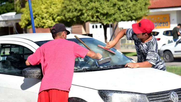 Legislatura: el Gobierno impulsa prohibir a los "naranjitas" no habilitados y limpiavidrios