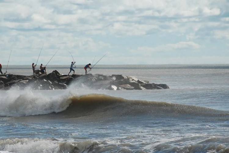 Qué es un meteotsunami, el fenómeno que mató a una persona en la costa argentina
