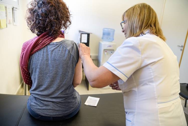 Continúa la vacunación contra el dengue en los 13 departamentos priorizados