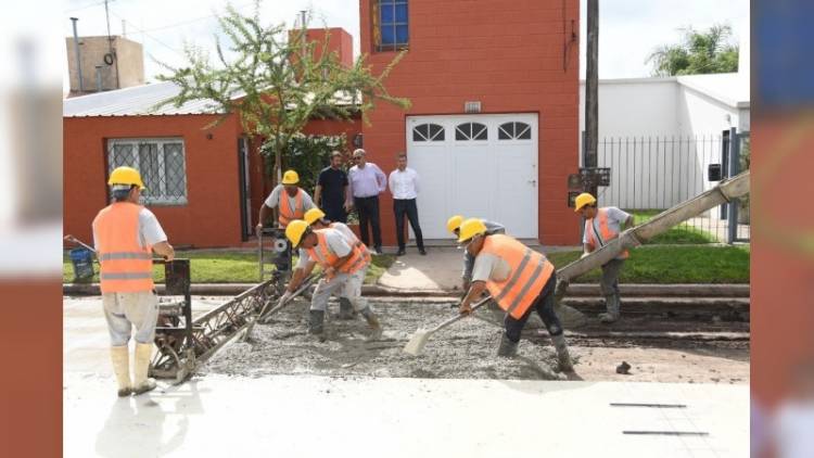 Comenzó la pavimentación del casco histórico de barrio Parque