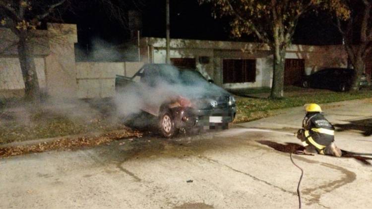 Una camioneta se incendió mientras estaba estacionada