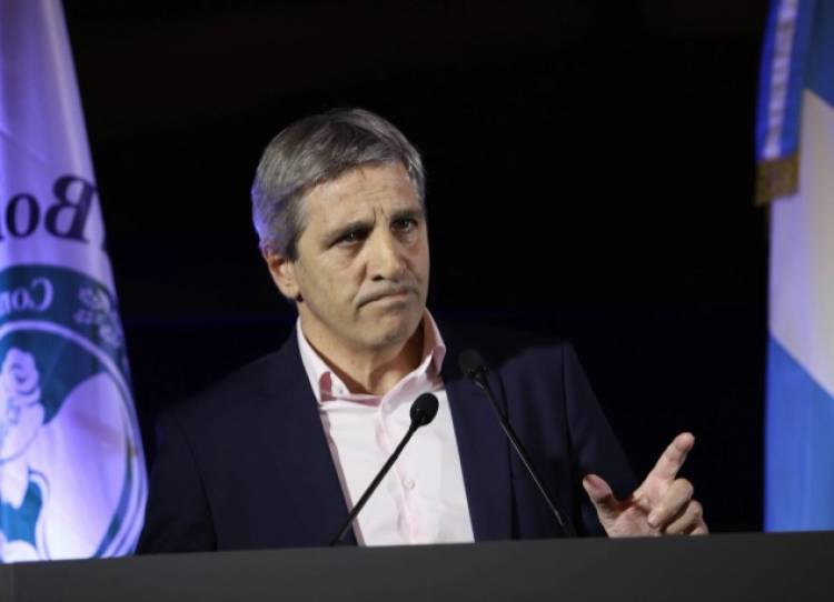 Privatización: Caputo anunció la licitación para la venta de la empresa Aguas y Saneamientos