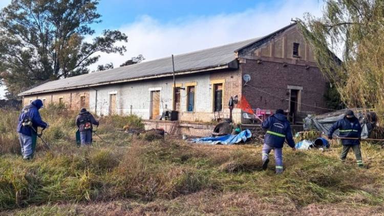 Avanzan los trabajos de limpieza y mantenimiento en el predio del Ferrocarril Belgrano