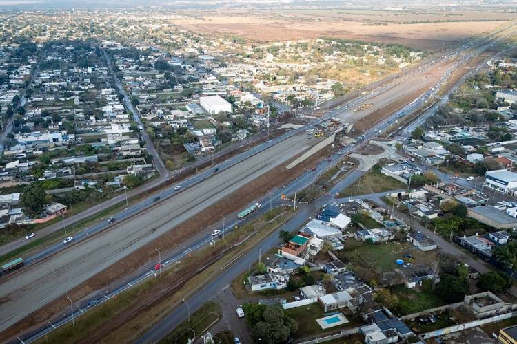 Altonivel sobre la Ruta 19 en Malvinas Argentinas: trabajan en el hormigonado de las rotondas y en las cunetas