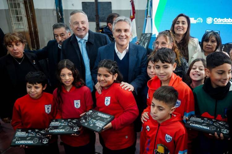 TecnoPresente: Llaryora entregó 410 netbooks a escuelas de Villa María y la región