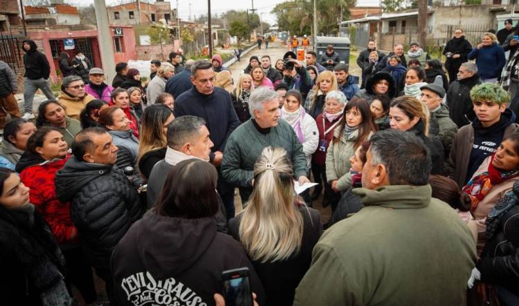 Villa Unión: Llaryora supervisó el avance de obras de pavimentación y red cloacal