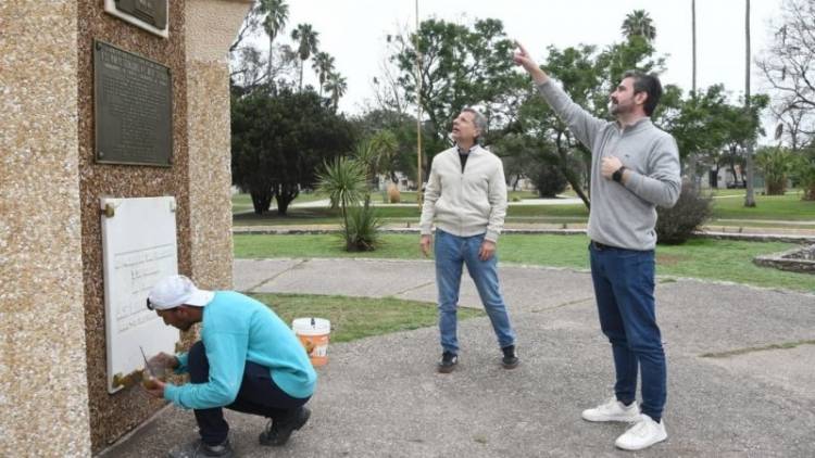 Las esculturas de Plaza Vélez Sarsfield recuperan su color original como parte de su restauración