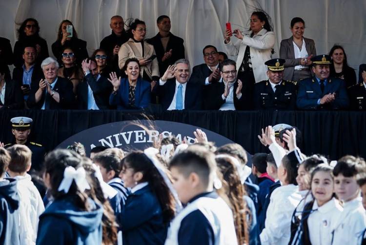 Llaryora participó del desfile cívico militar por el 166° aniversario de Villa del Totoral