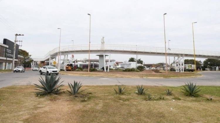 Un hombre se arrojó desde el puente peatonal y sufrió una fractura