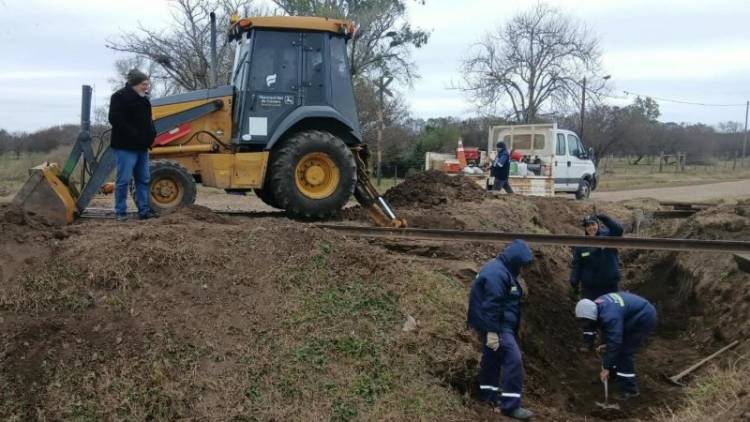 Trabajos de mantenimiento y entubado en las vías del ferrocarril