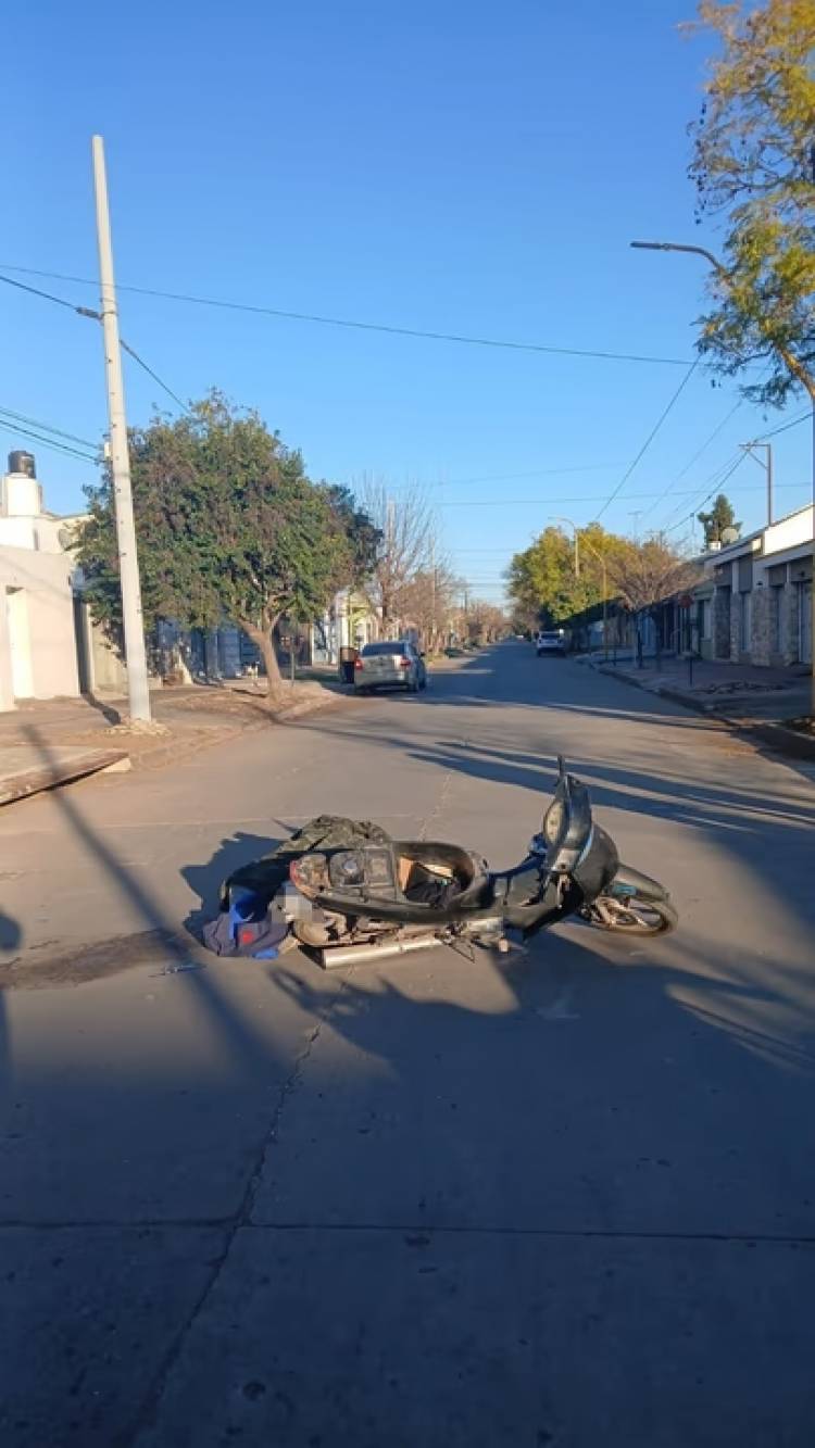 Un choque en Pasteur y Salta dejó a un motociclista con fractura y otras lesiones