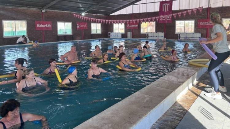 Adultos mayores comenzaron las actividades de natación en el natatorio del Club San Isidro