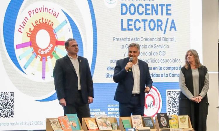 Llaryora encabezó la entrega de 50.000 libros para escuelas y espacios educativos